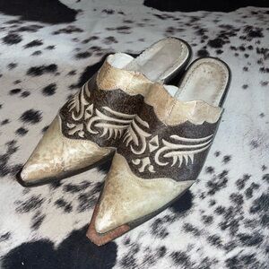 These are cowgirl boot style shoes. The brand is Puro Cuero Leon GTO. Mexico.